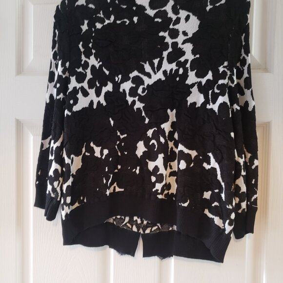 St John Couture Jacket/Sweater size 6 golden buttons and hidden hooks - Picture 11 of 15